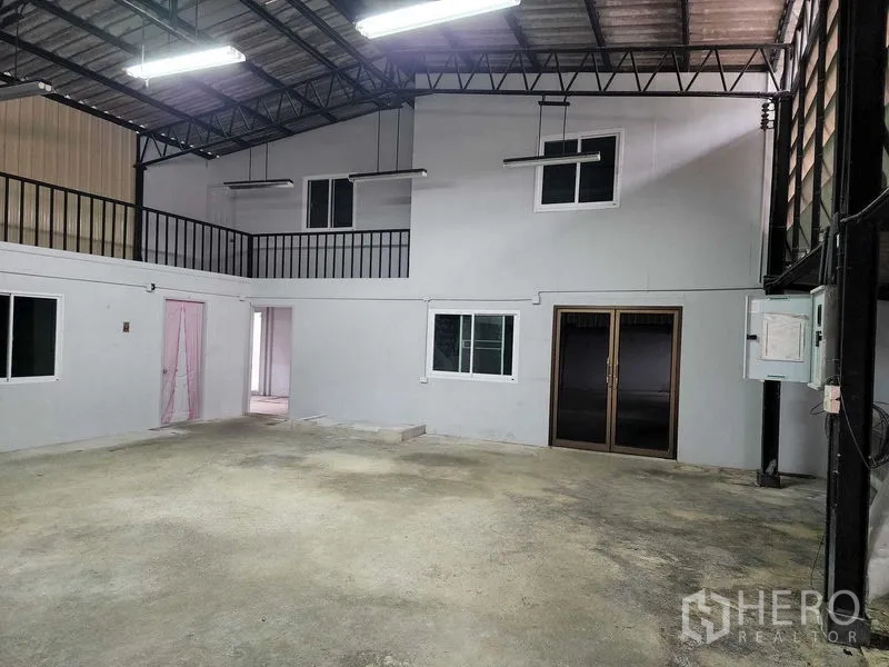 货栈 出租在Chatuchak, Bangkok - 曼谷乍都节仓库内部，层高挑高，带夹层办公室与混凝土地面。