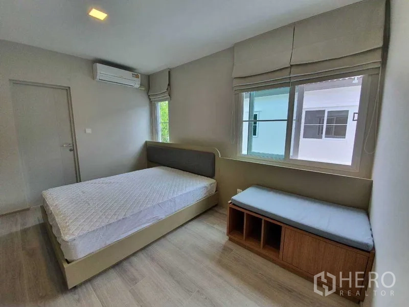 Townhouse for rent - Bright bedroom featuring a bed, large window with blinds, and a built-in window bench.