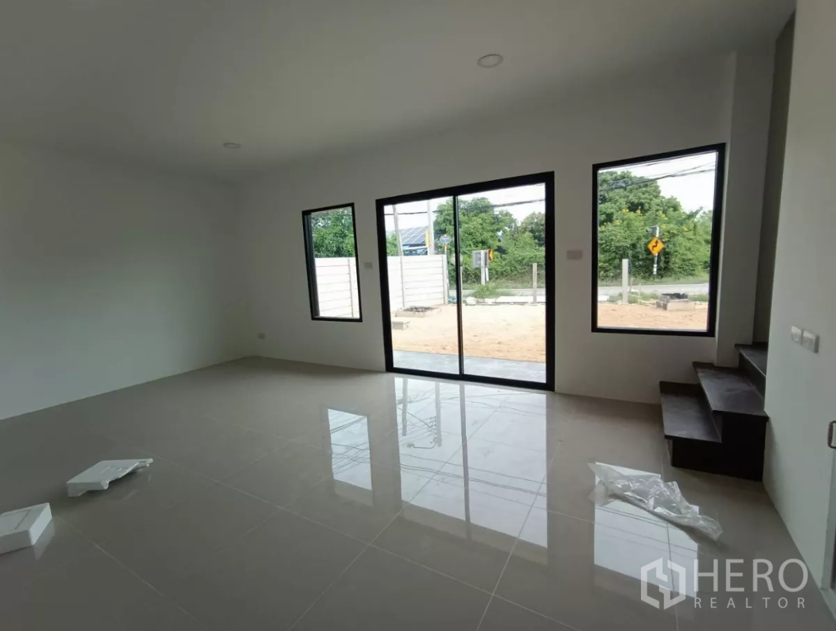 工厂 出租或出售在Bang Yai, Nonthaburi - 一层办公室明亮空间，亮面瓷砖地、玻璃推拉门与楼梯