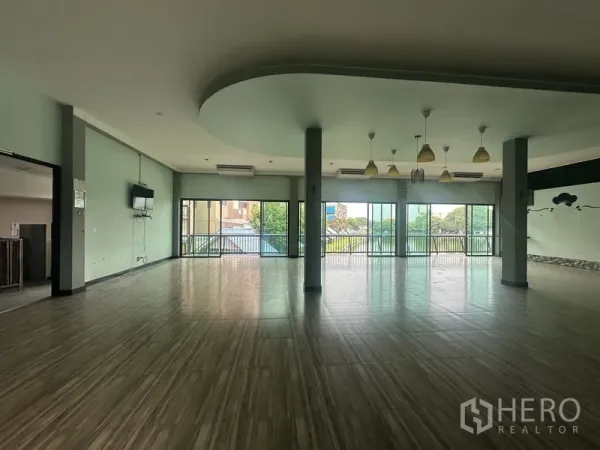 独立商业地产 出租在Prawet, Bangkok - 二楼大厅面向阳台，落地窗享绿意与城市景观