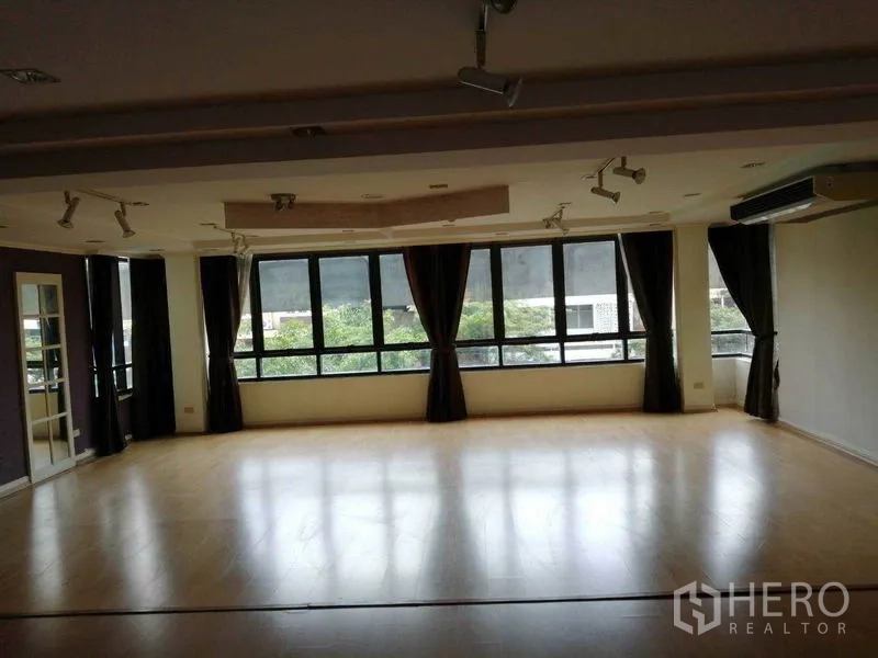 办公空间 出租在Khlong Toei, Bangkok - 大开间办公室，浅木地板、轨道灯，宽窗可览城市景色。