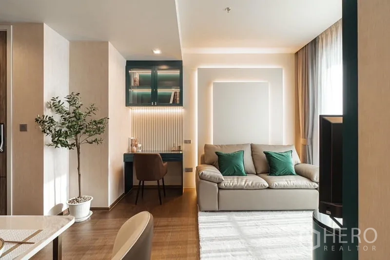 คอนโด ให้เช่าในKhlong Toei, Bangkok - ห้องนั่งเล่นอบอุ่น โซฟาพร้อมมุมทำงานบิวต์อินตู้โชว์สีเขียวไลท์ติ้ง