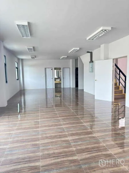 คลังสินค้า ให้เช่าในMueang Rayong, Rayong - สำนักงานแบบเปิดโล่ง พื้นกระเบื้องเงา ไฟสว่าง ประตู และบันได