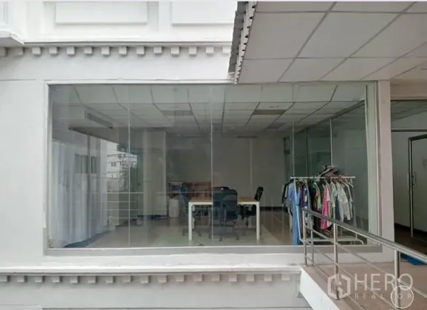 零售空间 出租在Khlong Toei, Bangkok - 店面全高玻璃橱窗，带无障碍坡道、瓷砖地面与明亮内饰