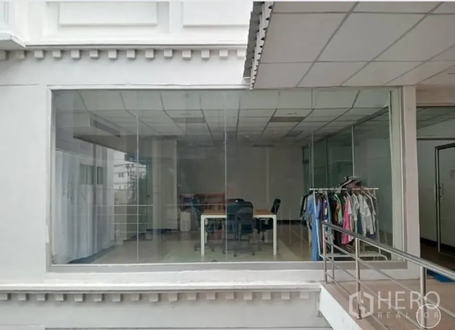 零售空间 出租在Khlong Toei, Bangkok - 店面全高玻璃橱窗，带无障碍坡道、瓷砖地面与明亮内饰