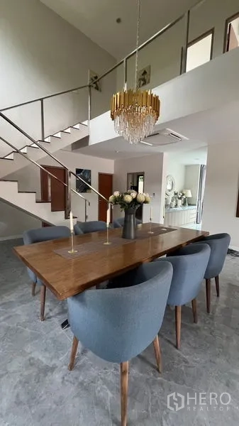 บ้าน ให้เช่าในLat Krabang, Bangkok - มุมมองจากถนนของบ้านสองชั้นมินิมอล พร้อมทางรถและสวนด้านหน้า