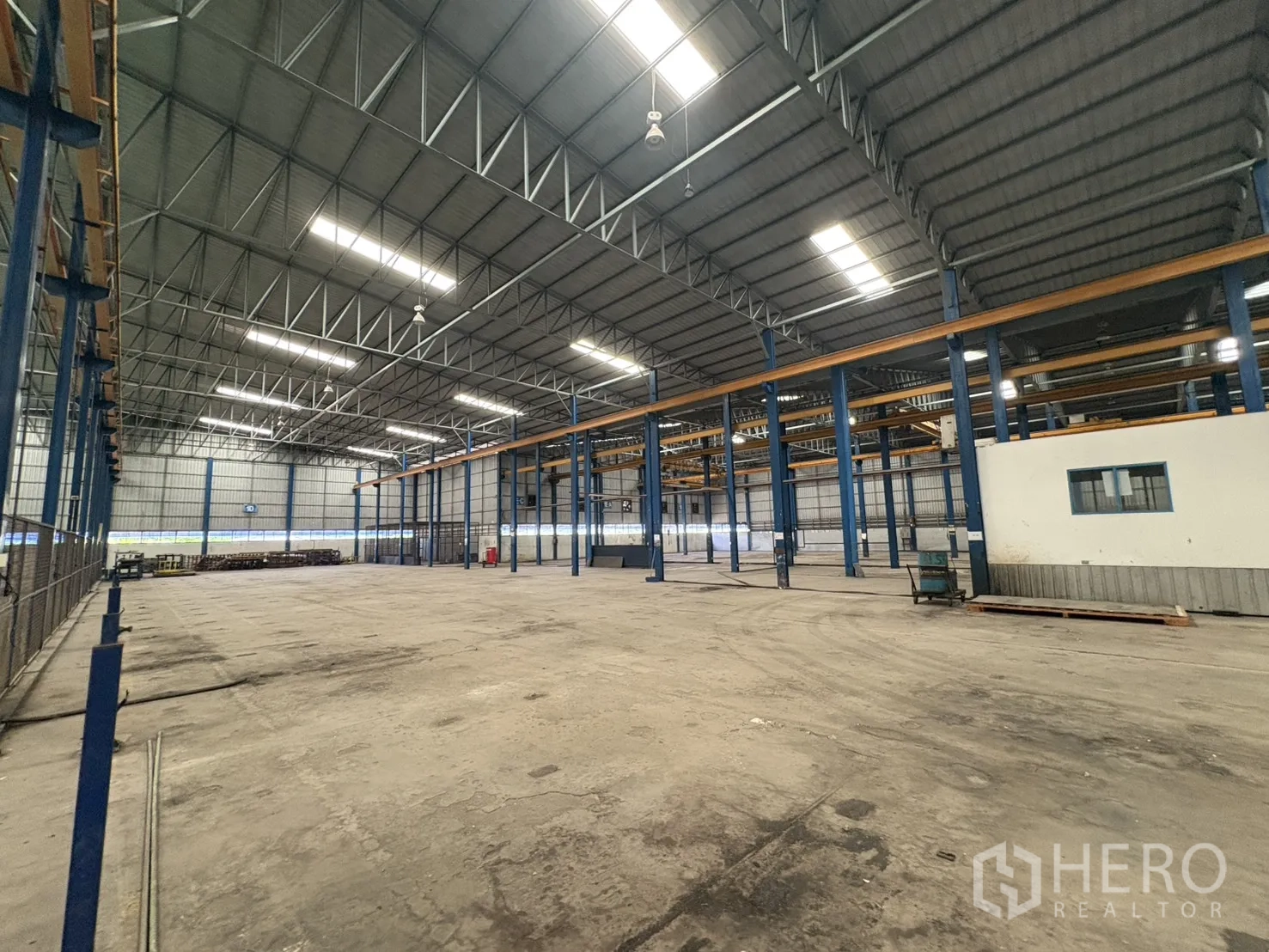 工厂 出租在Phra Pradaeng, Samut Prakan - 工厂内开放式存储区，抛光混凝土地面。