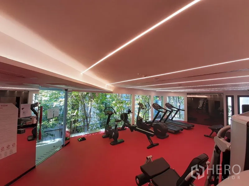 คอนโด ให้เช่าหรือขายในWatthana, Bangkok - ห้องฟิตเนสสว่างไสว มีลู่วิ่ง จักรยาน และวิวสวนผ่านกระจกบานใหญ่
