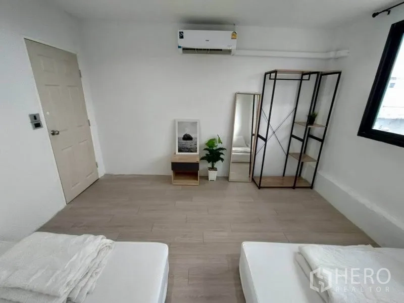 带办公室的家 出租 - 卧室配开放金属置物架、全身镜、空调与窗户。