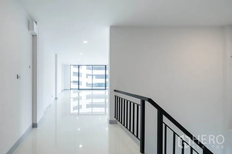 สำนักงานที่บ้าน ให้เช่าในBang Rak, Bangkok - โถงทางเดินราวเหล็กสีดำ เชื่อมสู่พื้นที่ทำงานกระจกโปร่งสว่าง