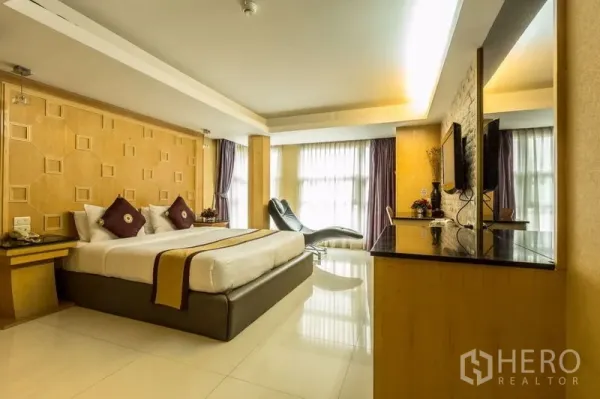 พื้นที่ขายปลีก ให้เช่า - ห้องสไตล์เกสต์รูมกว้างขวาง มีเตียงคิง หน้าต่างบานใหญ่ และงานบิลท์อิน