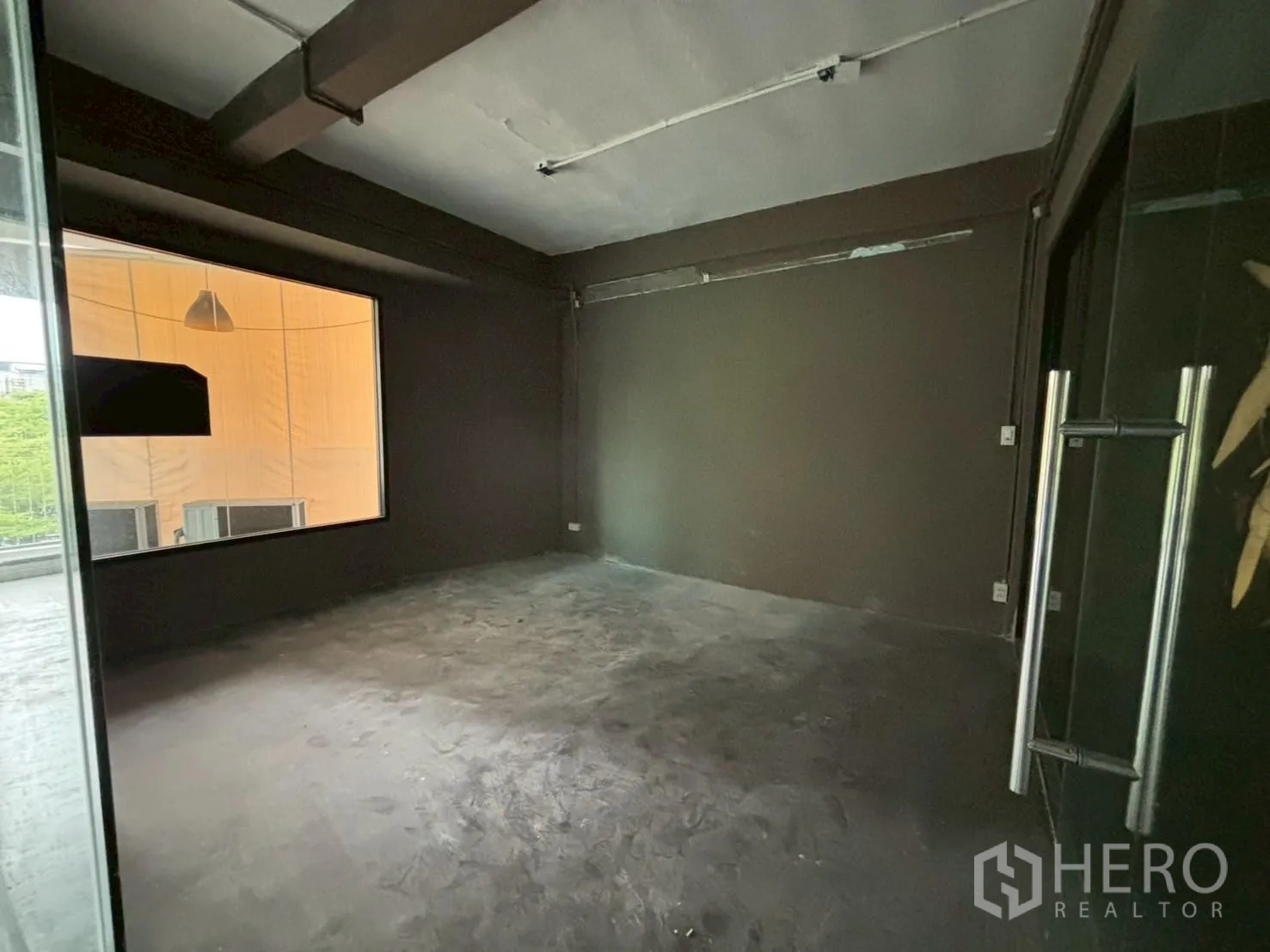 สำนักงาน ให้เช่า - ห้องส่วนตัวทาสีเข้ม มีหน้าต่างภายในบานใหญ่และประตูกระจก.