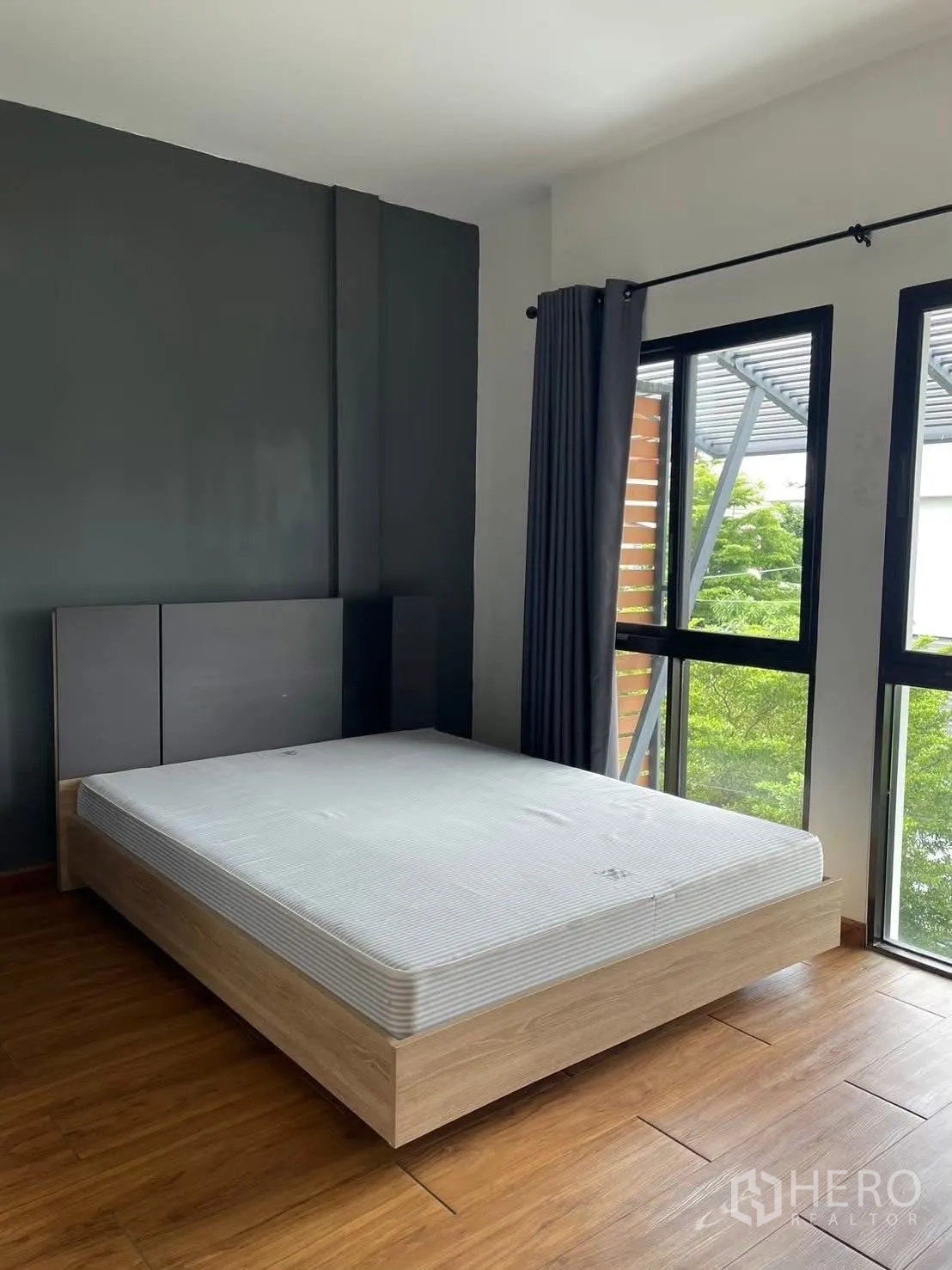 ทาวน์เฮาส์ ให้เช่าในSuan Luang, Bangkok - มุมอีกด้านของห้องนอนใหญ่ พร้อมหน้าต่างสองด้านวิวต้นไม้