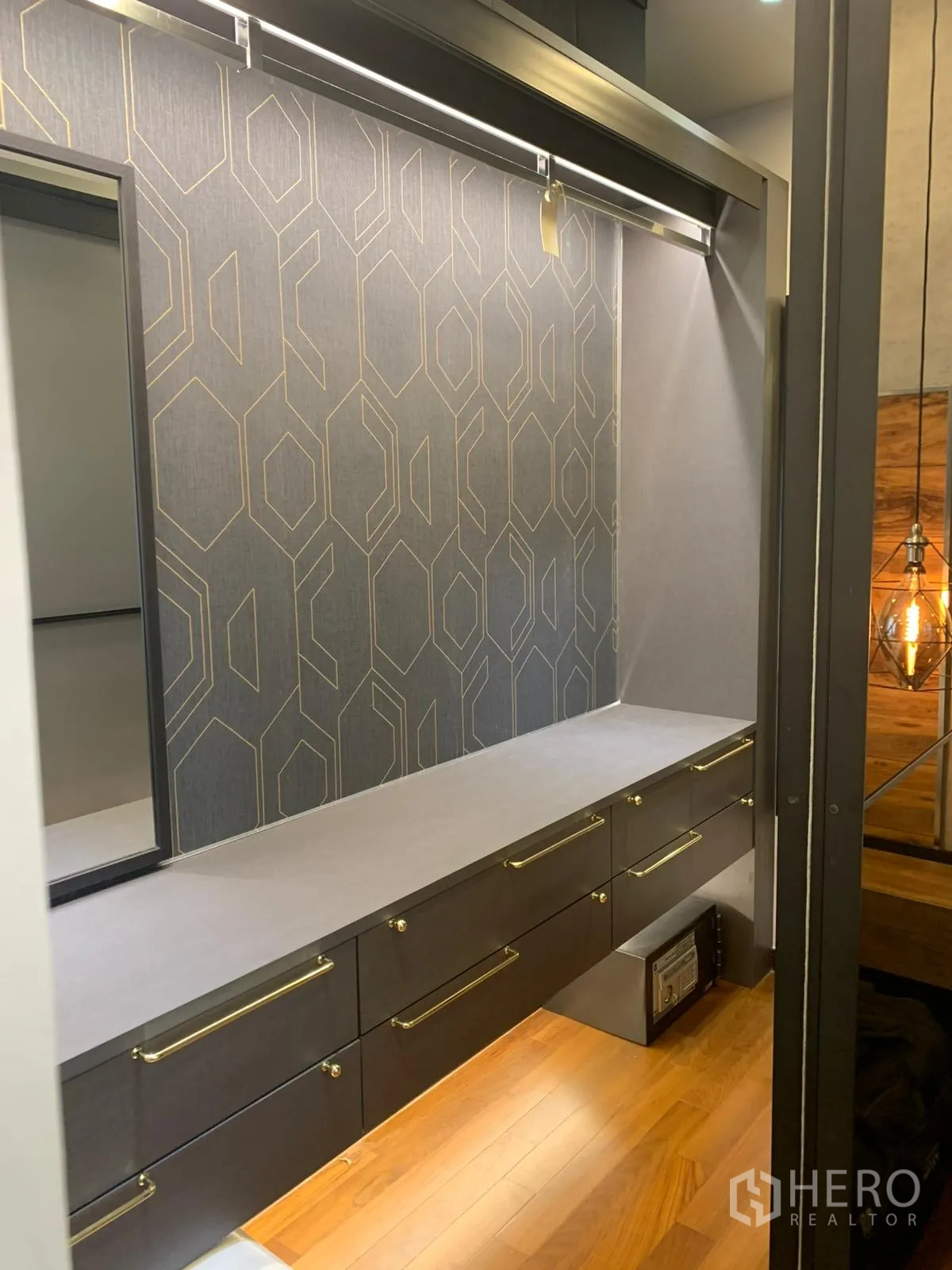 公寓 出售在Khlong Toei, Bangkok - 步入式更衣区，内置抽屉、镜子与几何壁纸。