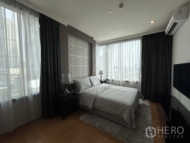 คอนโด ให้เช่าหรือขายในKhlong Toei, Bangkok - ห้องนอนหน้าต่างรอบด้าน หัวเตียงลายแพทเทิร์น พร้อมวิวเมือง