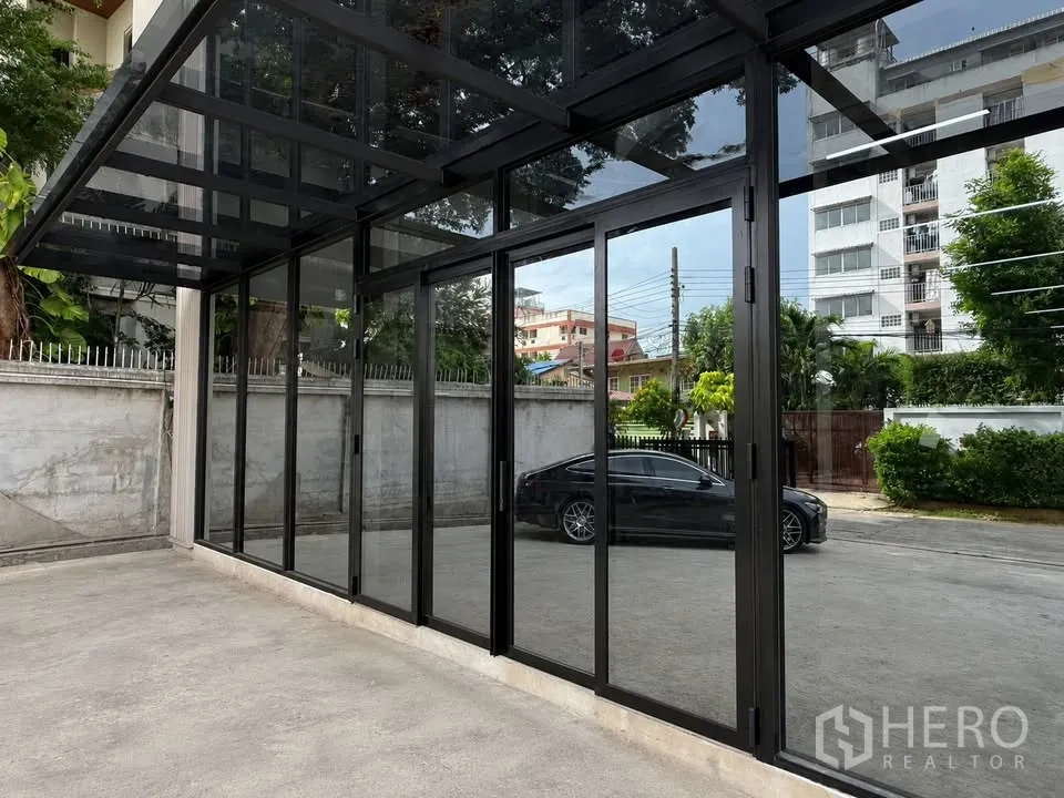 Warehouse for rent in Bang Na, Bangkok - Glass-front entrance with sliding doors facing the driveway.