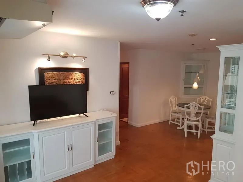 คอนโด ให้เช่าหรือขายในWatthana, Bangkok - ตู้วางทีวีและตู้เก็บของหันเข้าหามุมทานอาหารโต๊ะกลม พร้อมไฟตกแต่ง