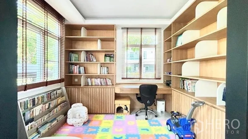 บ้าน ขายในPrawet, Bangkok - ห้องทำงาน/ห้องเล่นเด็ก ตู้หนังสือบิลท์อิน โต๊ะทำงาน แสงธรรมชาติ