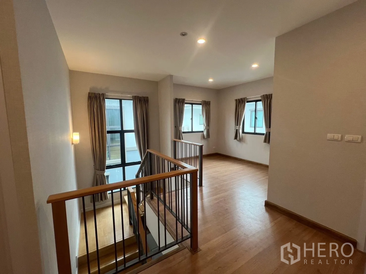 Detached House for rent in Bang Phli, Samut Prakan - Upstairs landing or family area with wood flooring and multiple windows.