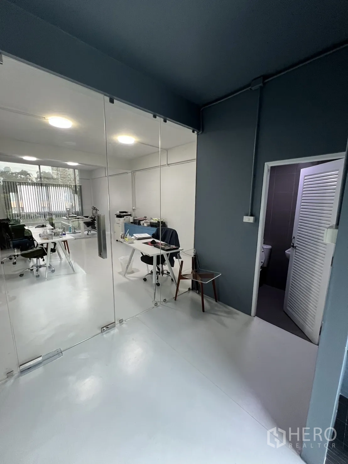 อาคารพาณิชย์ ให้เช่าหรือขายในWatthana, Bangkok - โถงทางเดินกั้นกระจกเข้าสู่ห้องออฟฟิศสีขาว และประตูห้องน้ำ