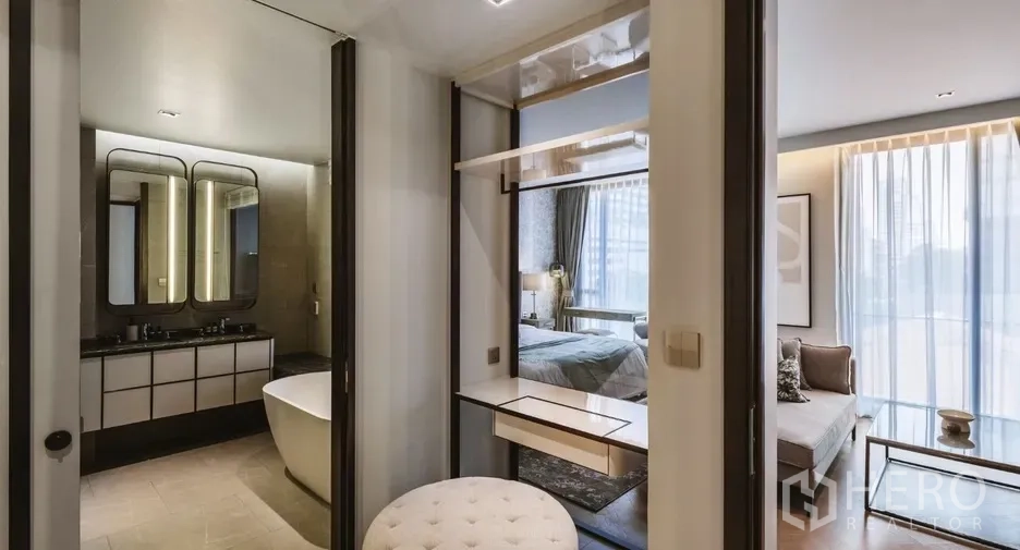 คอนโด ให้เช่าในWatthana, Bangkok - ช็อตใกล้โต๊ะคอนโซลเรียบหรูและกรอบรูปข้างโซนกินข้าว