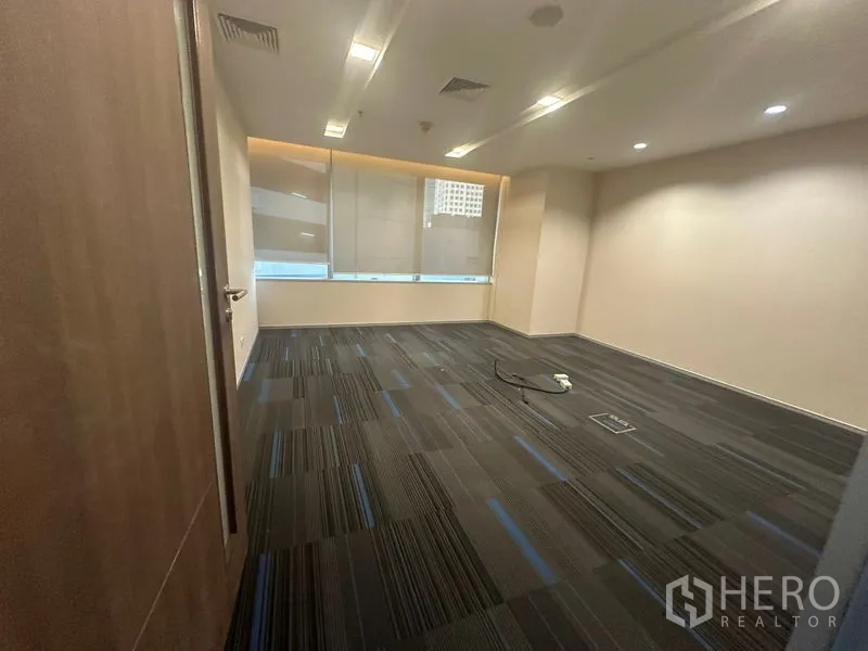 สำนักงาน ให้เช่าในKhlong Toei, Bangkok - ห้องส่วนตัวปูพรม ไฟฝ้าซ่อน และหน้าต่างมุมเมือง