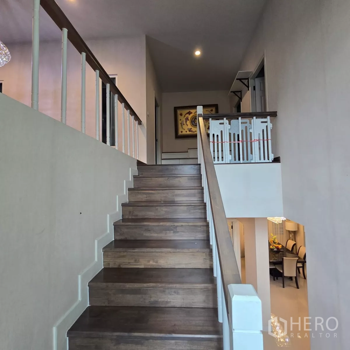 บ้าน ให้เช่าในMueang Pathum Thani, Pathum Thani - บันไดไม้ราวจับสีขาวขึ้นสู่ชั้นบน