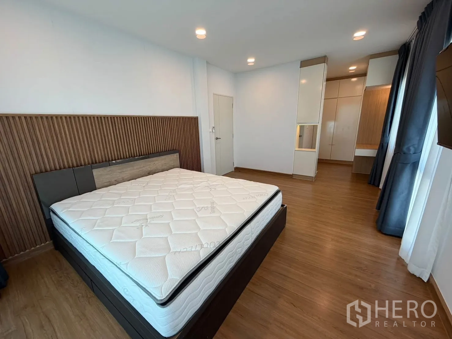 บ้านเดี่ยว for rent in Bang Phli, Samut Prakan - ห้องนอนหลักมีหัวเตียงตกแต่งและตู้เสื้อผ้าบิลต์อิน.