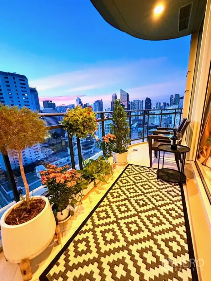 คอนโด ขายในWatthana, Bangkok - ระเบียงสวนยามโพล้เพล้ กระถางต้นไม้ พรมลาย และชุดที่นั่งเหนือวิวเมือง