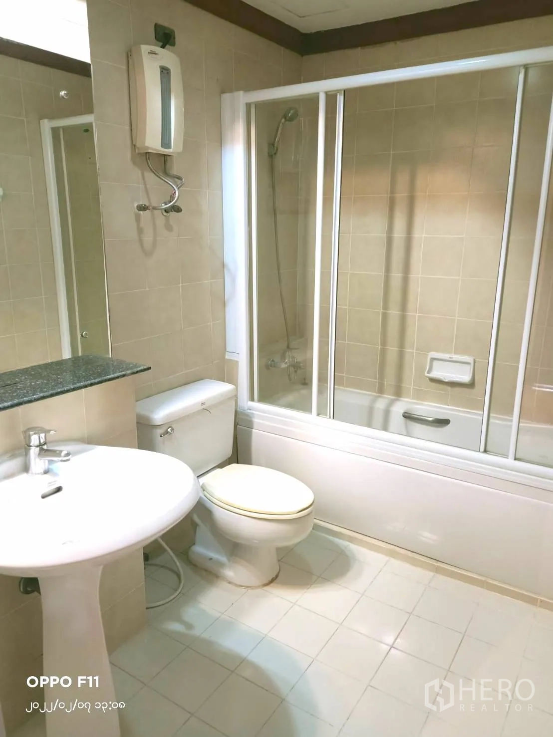 คอนโด ให้เช่าในKhlong Toei, Bangkok - ห้องน้ำปูกระเบื้องพร้อมอ่างอาบน้ำกั้นฉากกระจก อ่างล้างหน้า และโถสุขภัณฑ์