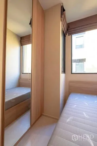 คอนโด ให้เช่าในBang Na, Bangkok - ห้องนอนเล็กเตียงเดี่ยว ตู้เสื้อผ้าบานกระจก และหน้าต่างสองด้าน