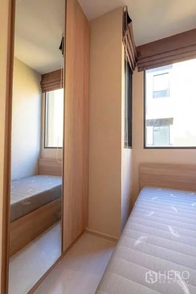 คอนโด ให้เช่าในBang Na, Bangkok - ห้องนอนเล็กเตียงเดี่ยว ตู้เสื้อผ้าบานกระจก และหน้าต่างสองด้าน