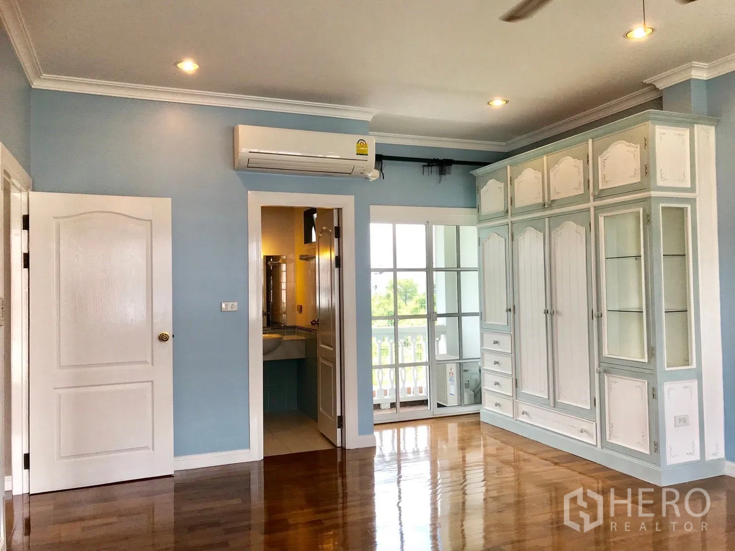 Detached House for rent in Mueang Samut Prakan, Samut Prakan - Bedroom with built-in wardrobes, ensuite door and balcony access.