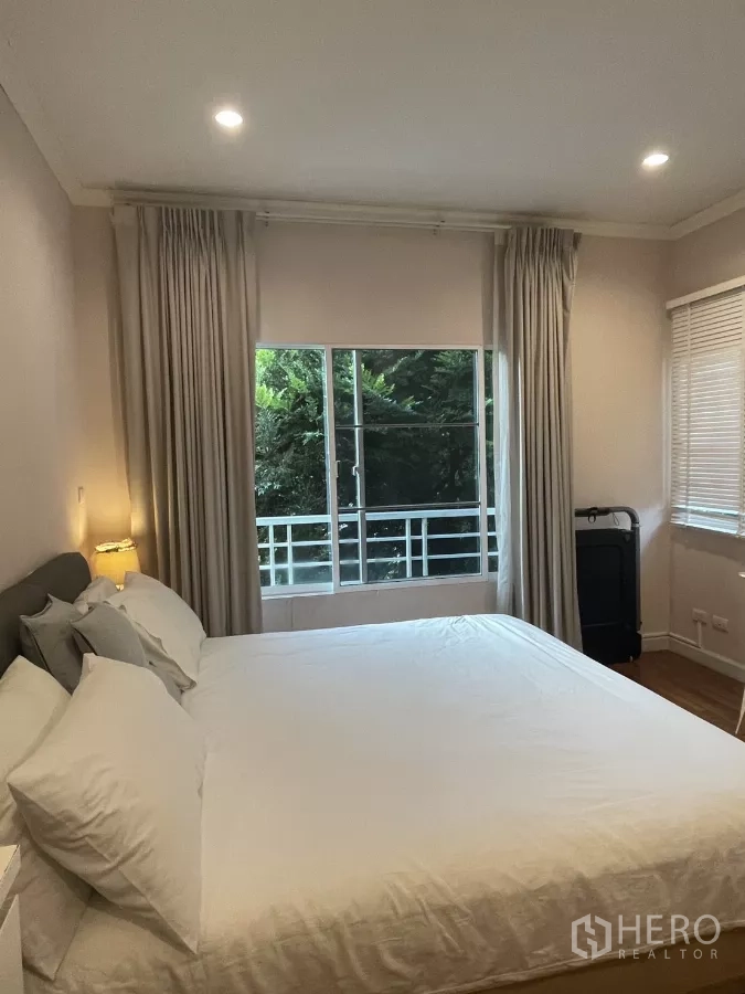 บ้าน ขายในMin Buri, Bangkok - เตียงนอนหันสู่หน้าต่างระเบียง มองเห็นพื้นที่สีเขียวภายนอก