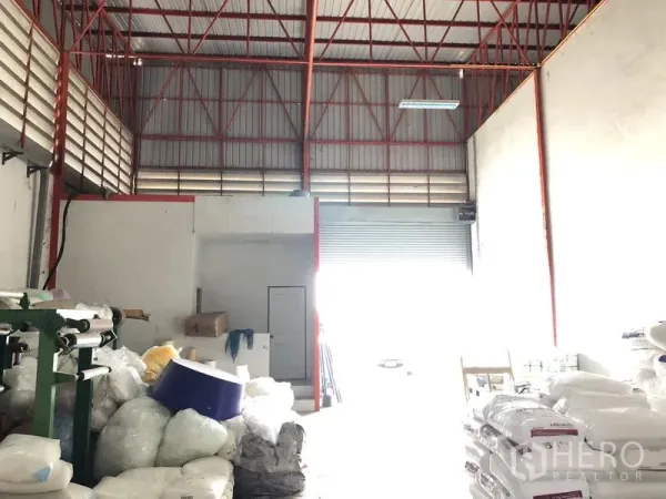 Warehouse for rent in Lat Lum Kaeo, Pathum Thani - Bright loading area featuring a large roller shutter door, internal office room and high-clearance ceiling.