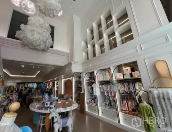 Retail Space for rent in Watthana, Bangkok - Built-in illuminated arch shelves and tall feature wall in a high-ceiling showroom.