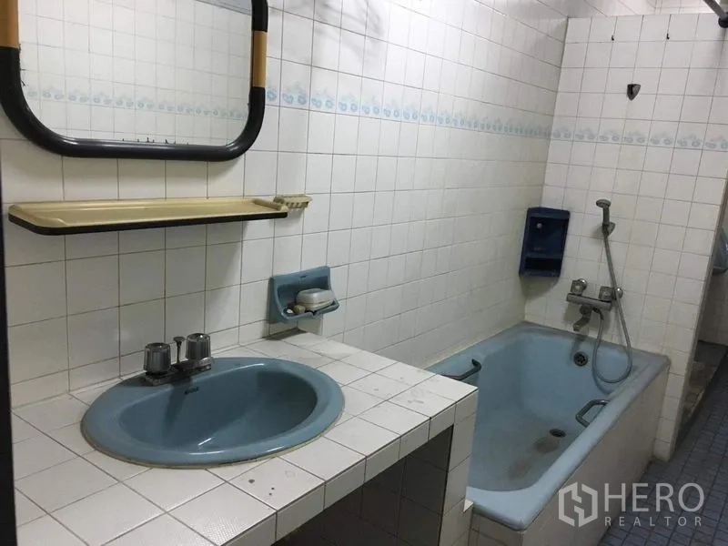 อาคารพาณิชย์ ให้เช่าในPhra Khanong, Bangkok - ห้องน้ำปูกระเบื้อง มีอ่างอาบน้ำ อ่างล้างหน้าแบบสีฟ้า และกระจกเงา