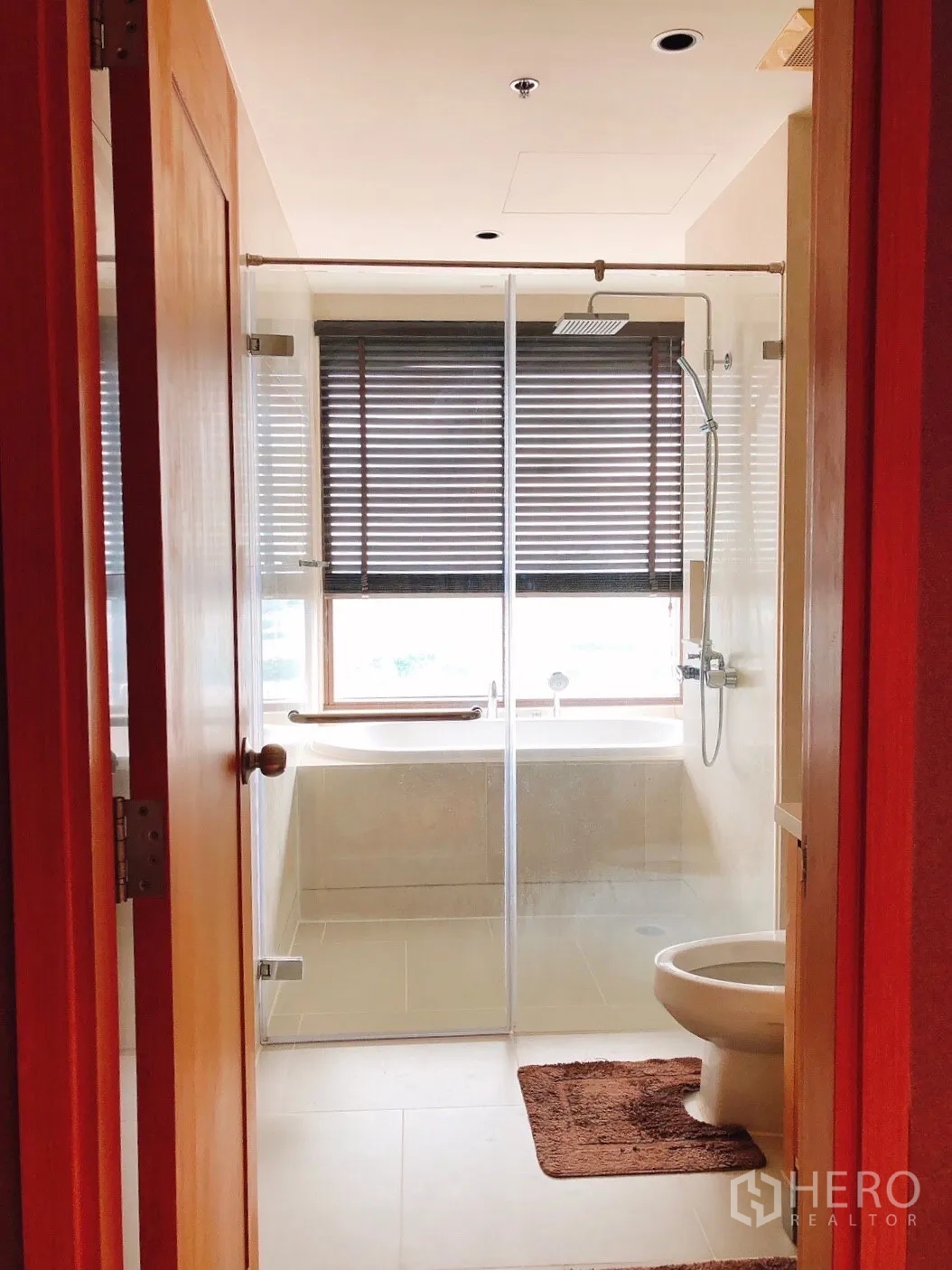 คอนโด ให้เช่าในKhlong Toei, Bangkok - ห้องน้ำมีตู้กระจกอาบน้ำและอ่างอาบน้ำริมหน้าต่าง