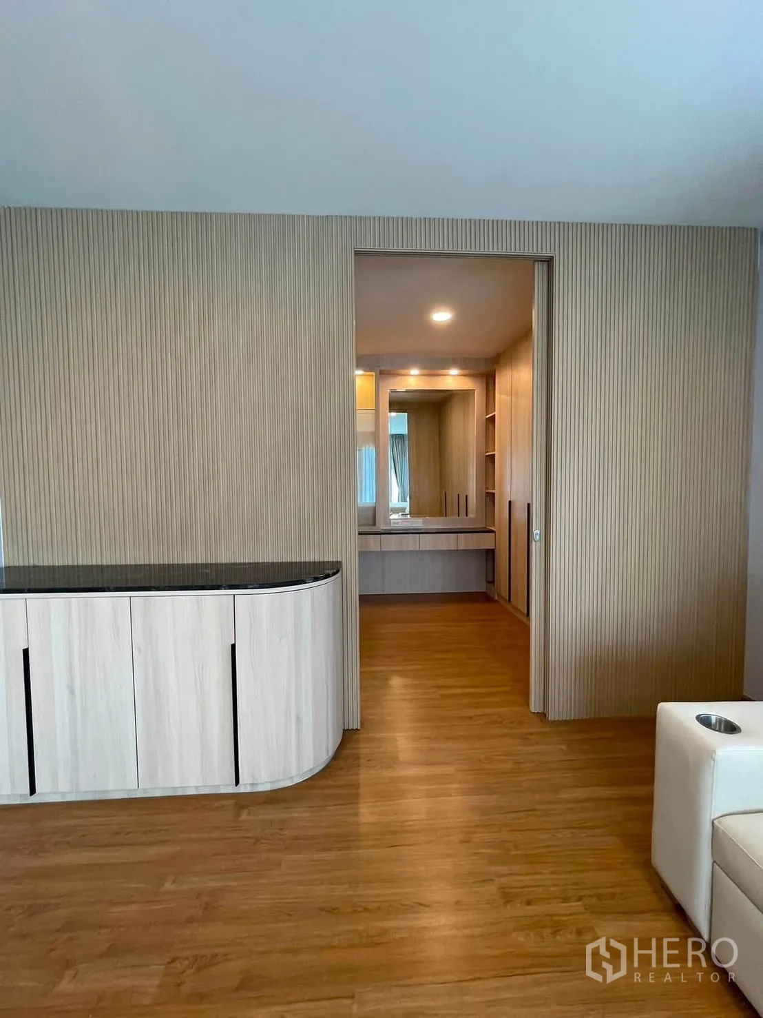 独栋房屋 for rent in Bang Phli, Samut Prakan - 通往步入式衣帽间的入口，带弧形嵌入柜与木质墙面。
