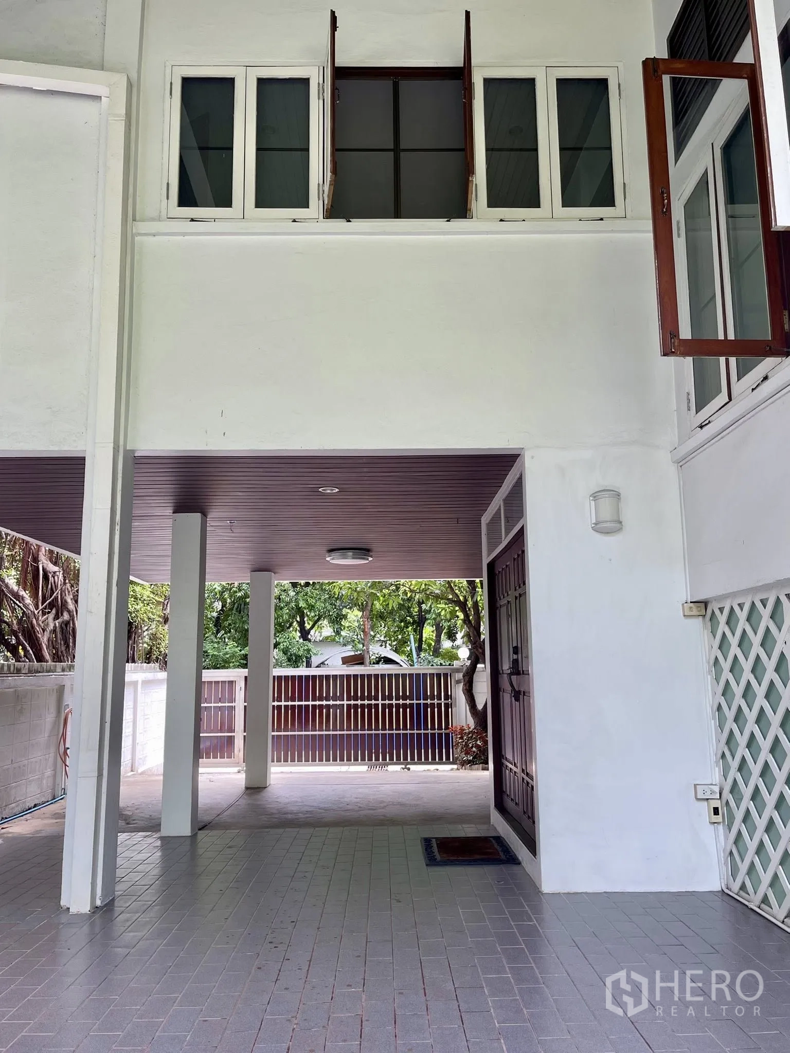 บ้านเดี่ยว for rent in Pathum Wan, Bangkok - โรงจอดรถมีหลังคาและทางเข้าประตูรั้ว