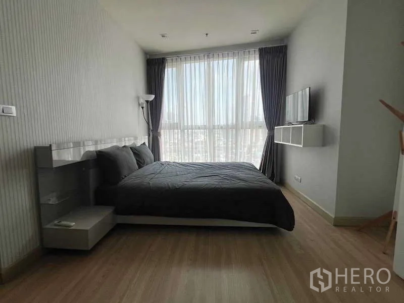 คอนโด ขายในKhlong Toei, Bangkok - ห้องนอนกว้าง หน้าต่างเต็มบาน วิวเมือง พร้อมชั้นวางทีวี