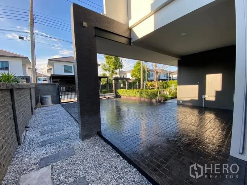 Detached House for rent in Bang Phli, Samut Prakan - Covered carport and gravel side path leading to the front gate of the home.