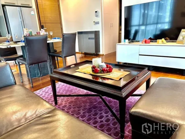 คอนโด ให้เช่าในWatthana, Bangkok - ห้องนั่งเล่นสมัยใหม่ โซฟาหนัง โต๊ะกลาง และตู้ทีวีขนาดใหญ่