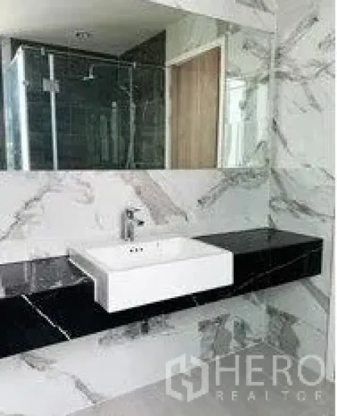 สำนักงานที่บ้าน ให้เช่าในDon Mueang, Bangkok - ห้องน้ำสมัยใหม่ ผนังลายหินอ่อน กระจกบานใหญ่ เคาน์เตอร์หินสีดำ และห้องอาบน้ำกระจก