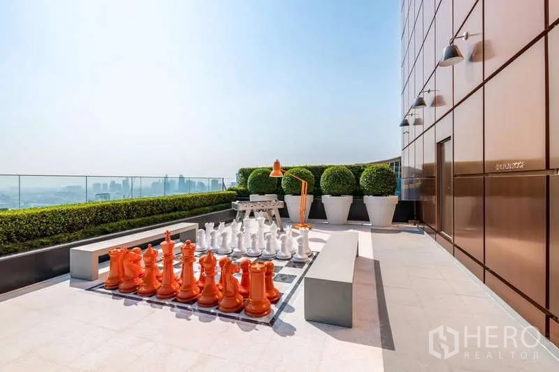 公寓 出租或出售在Watthana, Bangkok - 屋顶露台设巨型象棋与绿篱，远眺城市风景