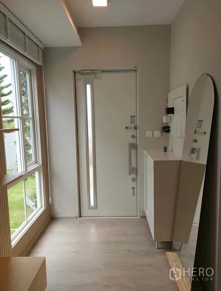 บ้าน ให้เช่า - โถงทางเข้าบ้าน มีหน้าต่างสูง ประตูสีขาว และตู้รองเท้าแบบเพรียว