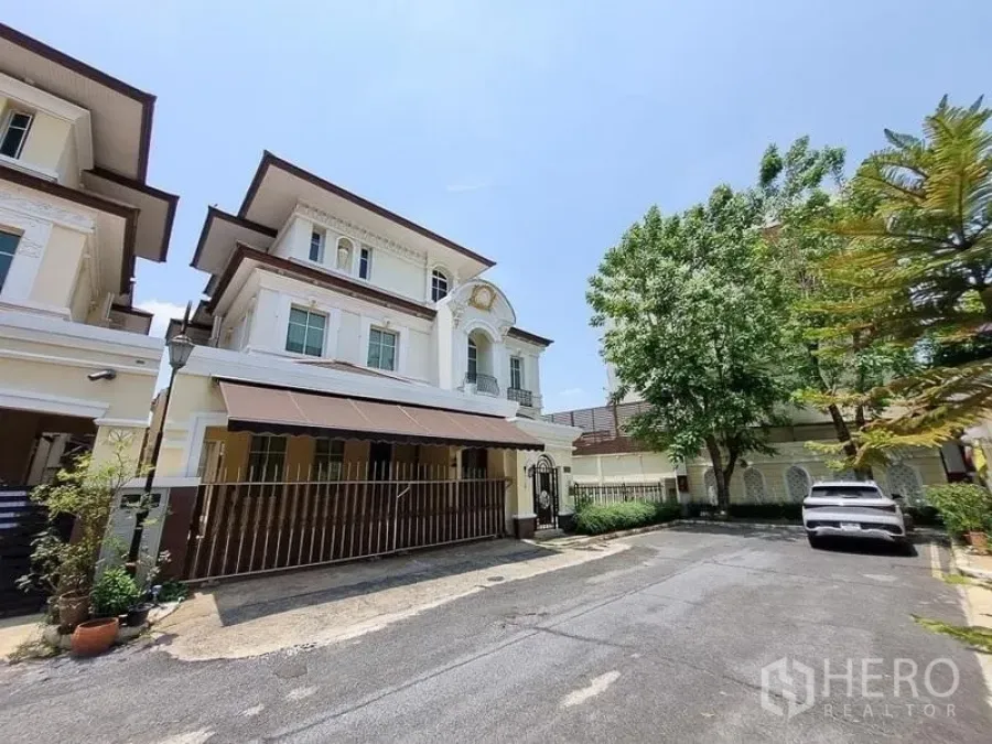 บ้าน ให้เช่าในYan Nawa, Bangkok - บ้านเดี่ยว 3 ชั้นพร้อมที่จอดรถในรั้วและต้นไม้ใหญ่ในหมู่บ้านเงียบสงบ ยานนาวา กรุงเทพฯ