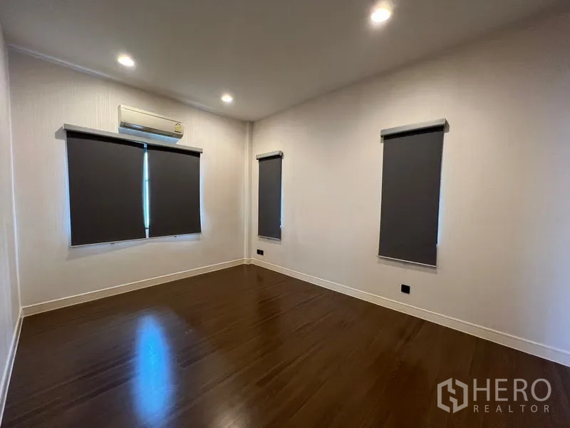 บ้าน ให้เช่าหรือขายในBang Kapi, Bangkok - ห้องอเนกประสงค์พื้นไม้ ไฟดาวน์ไลต์ และม่านม้วนทึบ