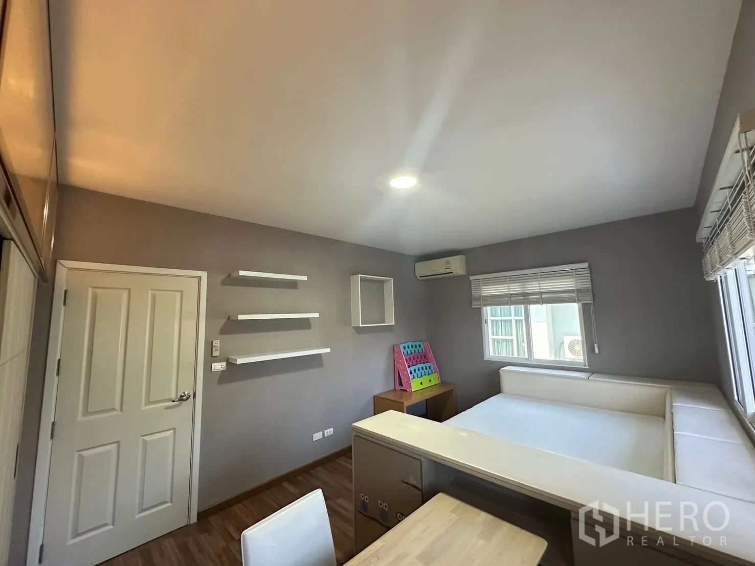 บ้าน ให้เช่า - ห้องนอนรองพร้อมชั้นลอย แอร์ และเตียงบิลท์อิน