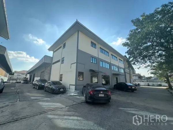 货栈 出租在Saphan Sung, Bangkok - 仓库园区外观，三层办公室建筑与停车位。